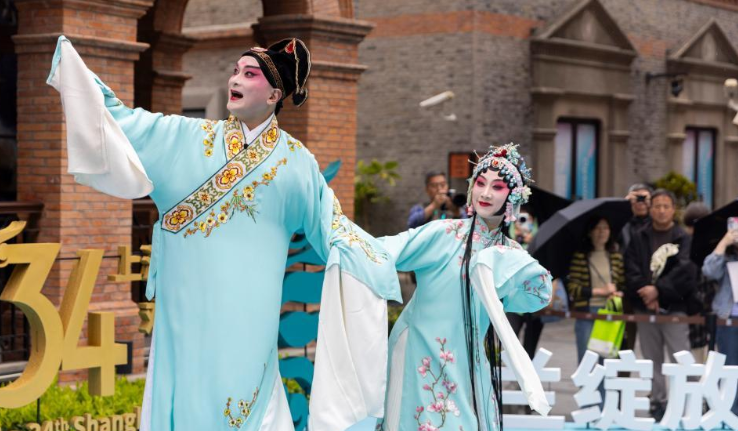 白玉兰戏剧绽放百年弄堂